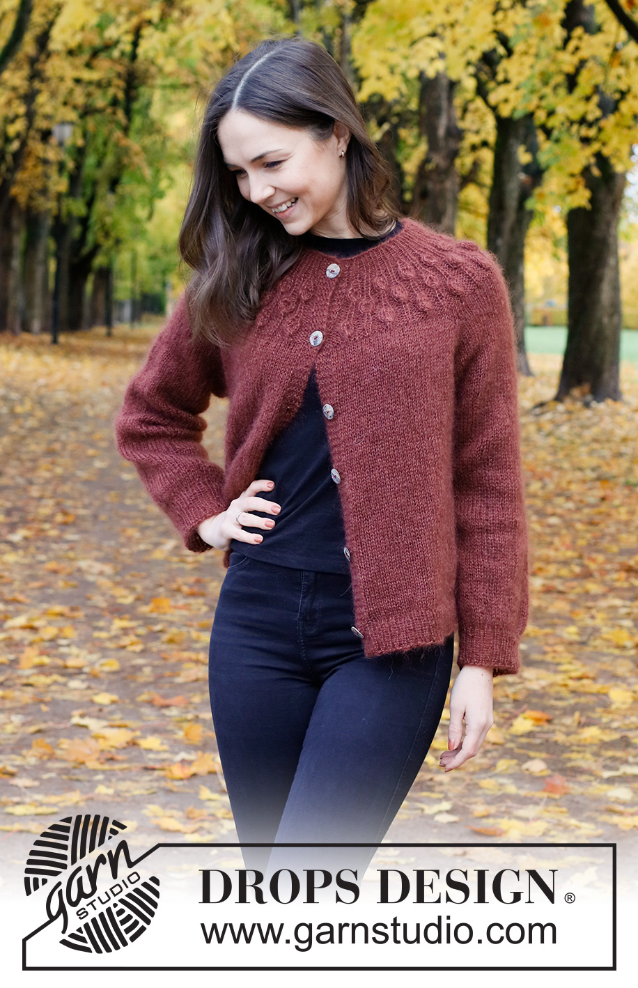 Blackforest Memories Cardigan / DROPS 226-4 - Strikket jakke i 2 tråder DROPS Kid-Silk eller 1 tråd DROPS Brushed Alpaca Silk. Arbeidet strikkes ovenfra og ned med rundfelling, raglan og bladmønster på bærestykket. Størrelse S - XXXL.