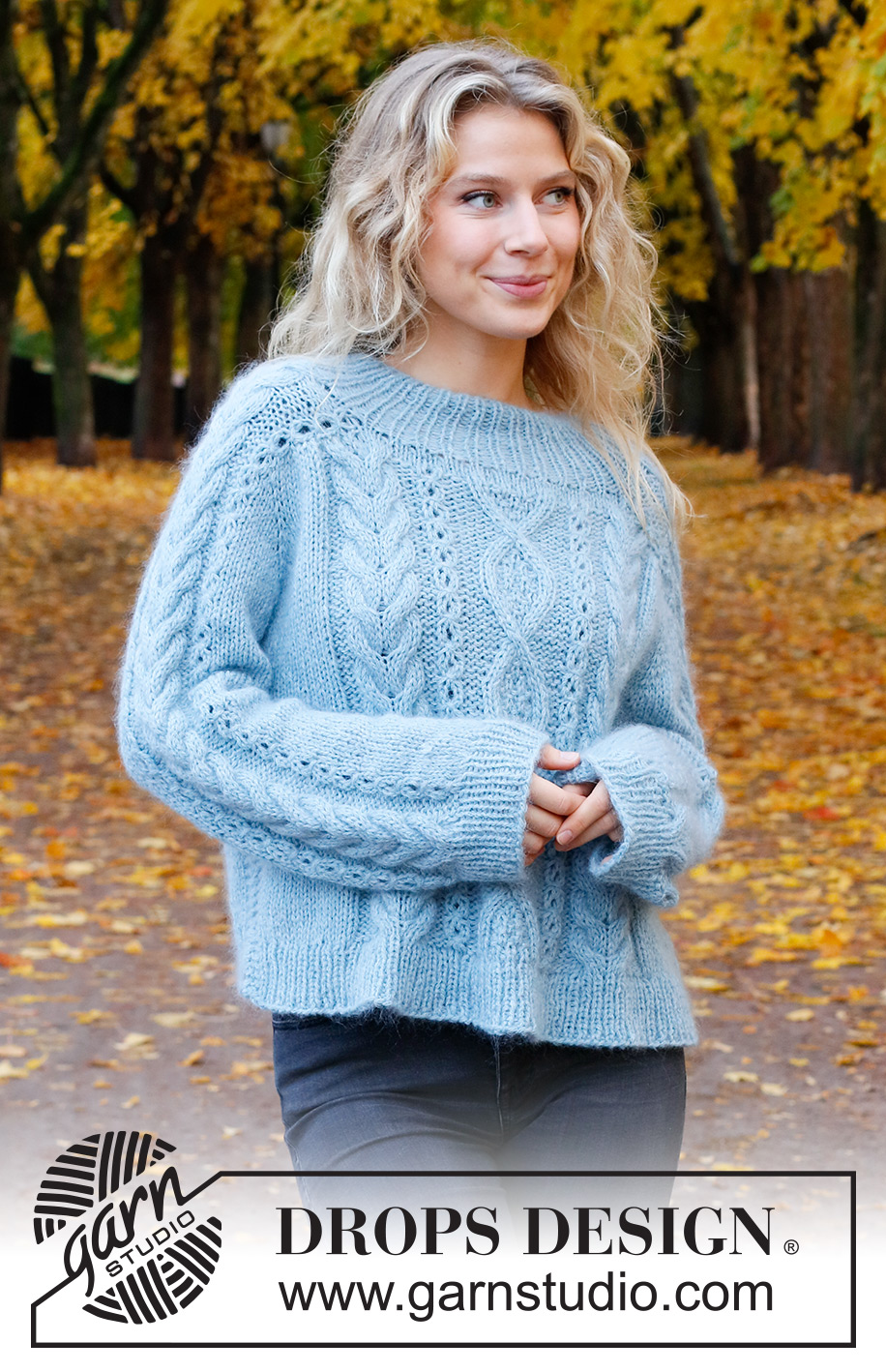Sky Feather Sweater / DROPS 226-46 - Strikket bluse i DROPS Sky og DROPS Kid-Silk. Arbejdet strikkes oppefra og ned med sadelskulder og snoninger. Størrelse S - XXXL.