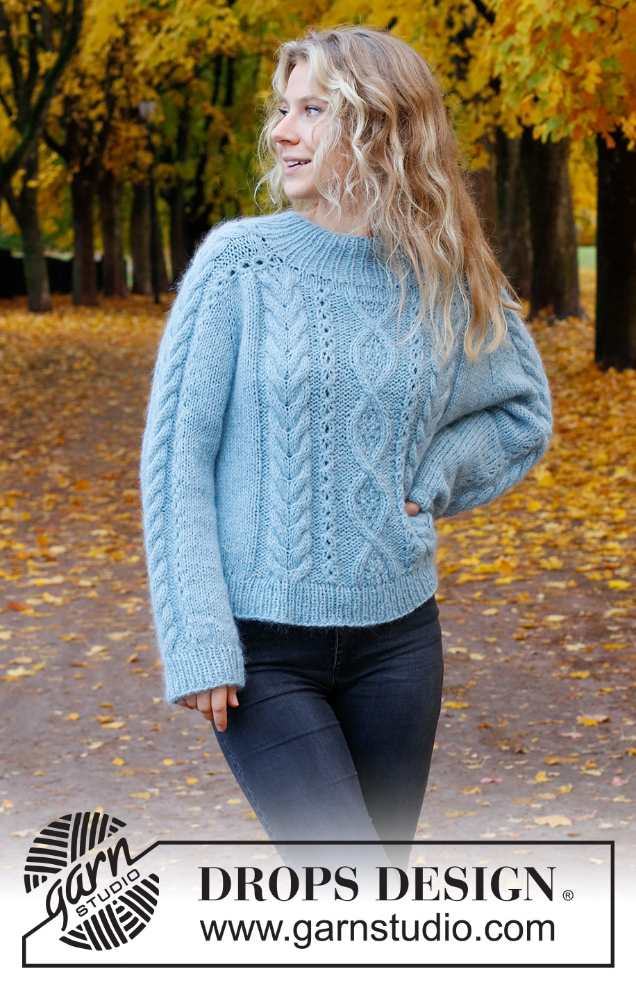 Sky Feather Sweater / DROPS 226-46 - Strikket bluse i DROPS Sky og DROPS Kid-Silk. Arbejdet strikkes oppefra og ned med sadelskulder og snoninger. Størrelse S - XXXL.
