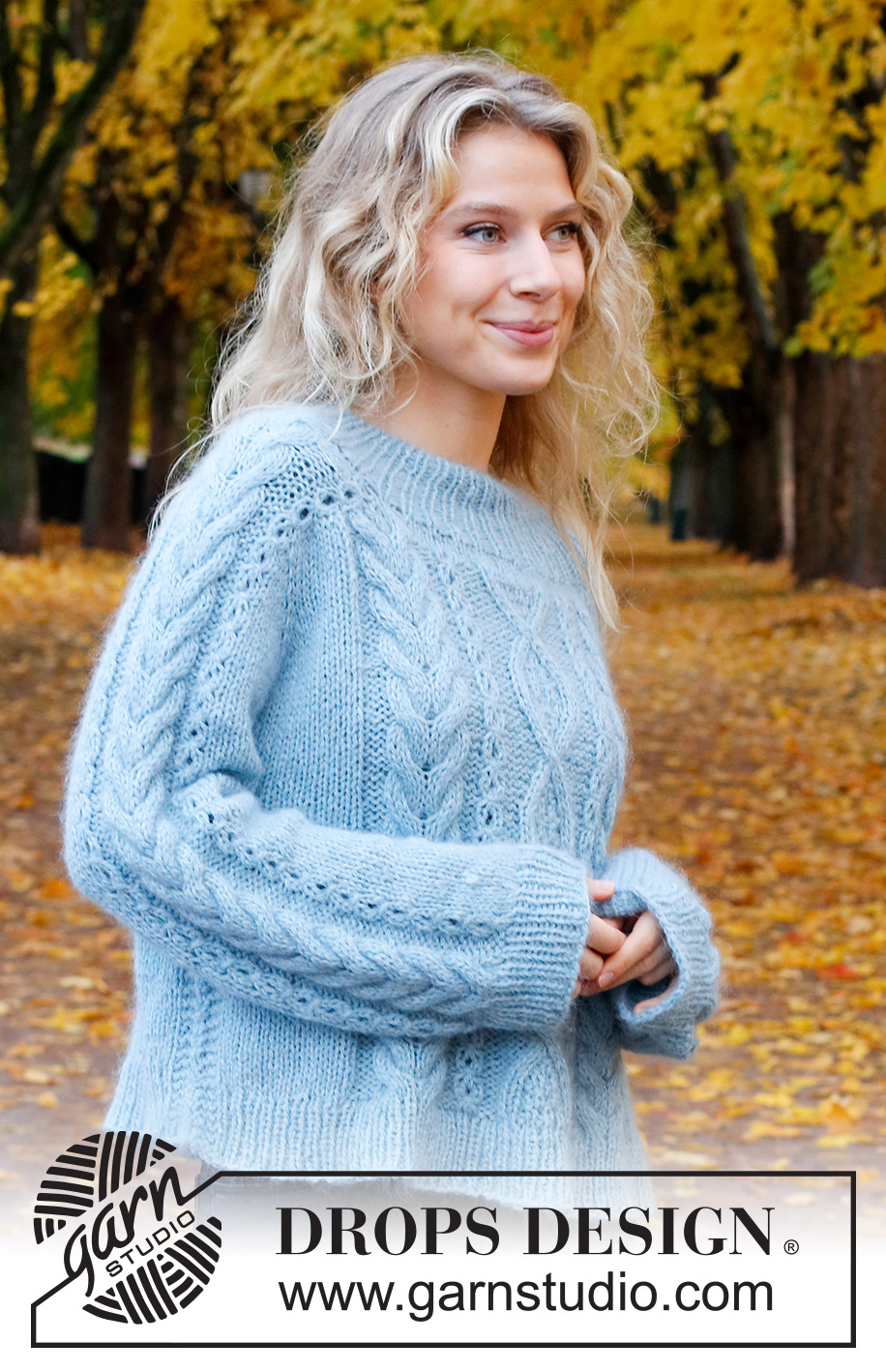 Sky Feather Sweater / DROPS 226-46 - Strikket bluse i DROPS Sky og DROPS Kid-Silk. Arbejdet strikkes oppefra og ned med sadelskulder og snoninger. Størrelse S - XXXL.