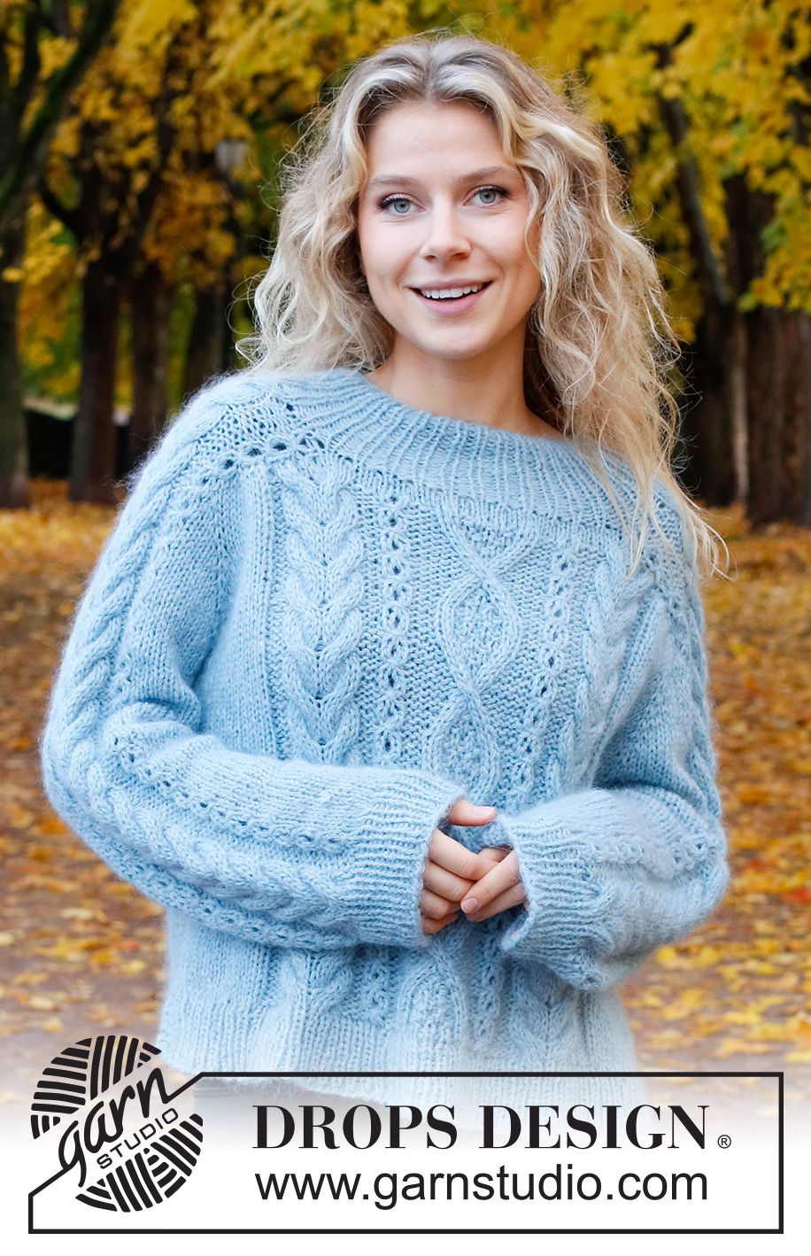 Sky Feather Sweater / DROPS 226-46 - Strikket bluse i DROPS Sky og DROPS Kid-Silk. Arbejdet strikkes oppefra og ned med sadelskulder og snoninger. Størrelse S - XXXL.
