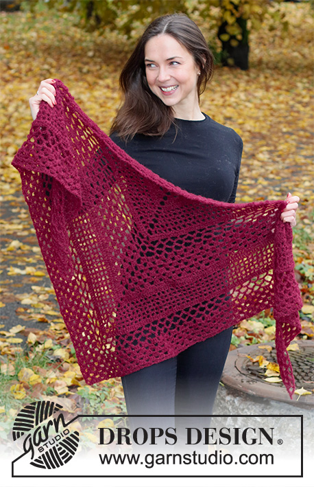 Cranberry Shawl / DROPS 226-47 - Horgolt kendő DROPS Brushed Alpaca Silk fonalból. A darabot fentről lefelé irányban készítjük, csipkemintával.