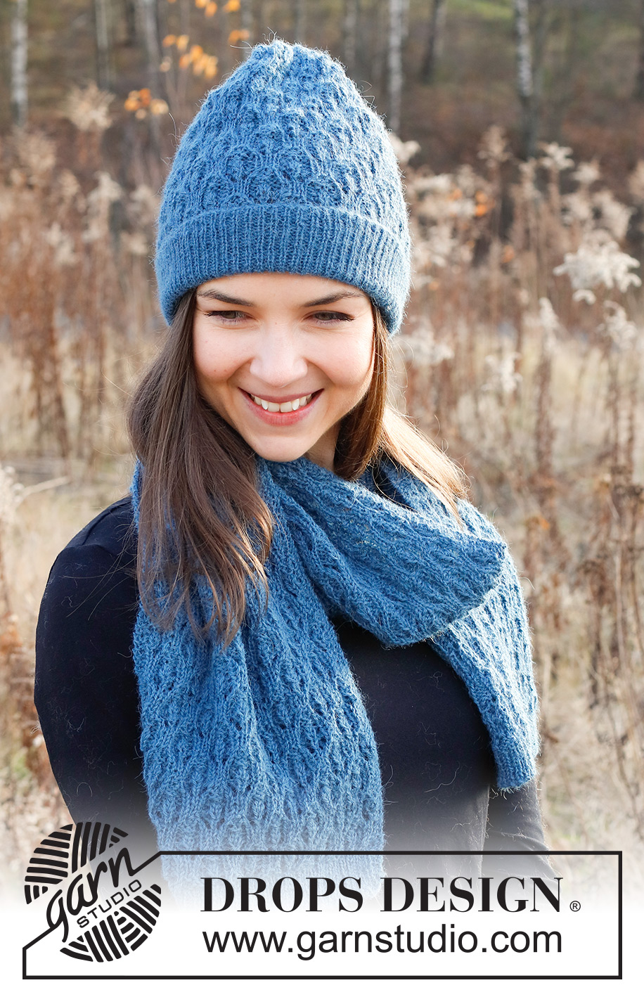 Blue Shells / DROPS 226-50 - Gorro y bufanda a punto en DROPS Alpaca o DROPS Nord. La labor está realizada con el patrón de calados.