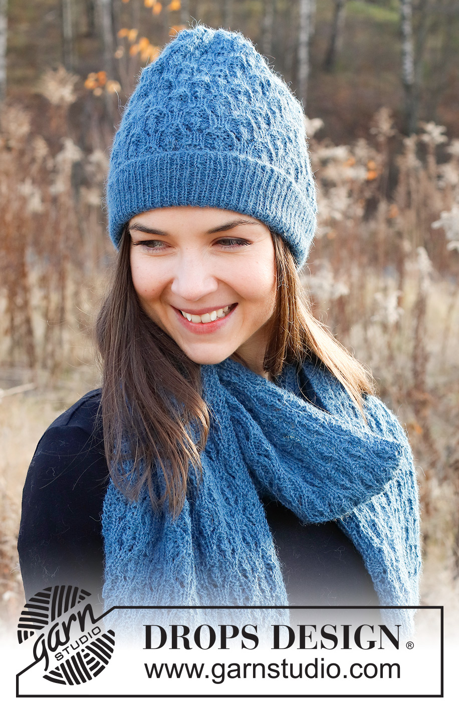Blue Shells / DROPS 226-50 - Gorro y bufanda a punto en DROPS Alpaca o DROPS Nord. La labor está realizada con el patrón de calados.