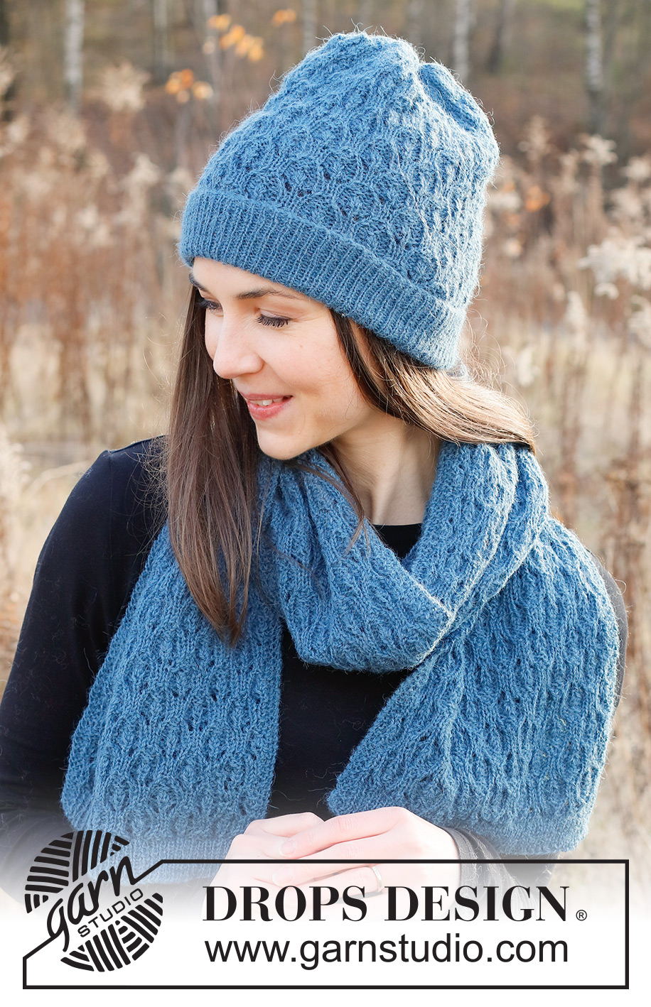 Blue Shells / DROPS 226-50 - Gorro y bufanda a punto en DROPS Alpaca o DROPS Nord. La labor está realizada con el patrón de calados.