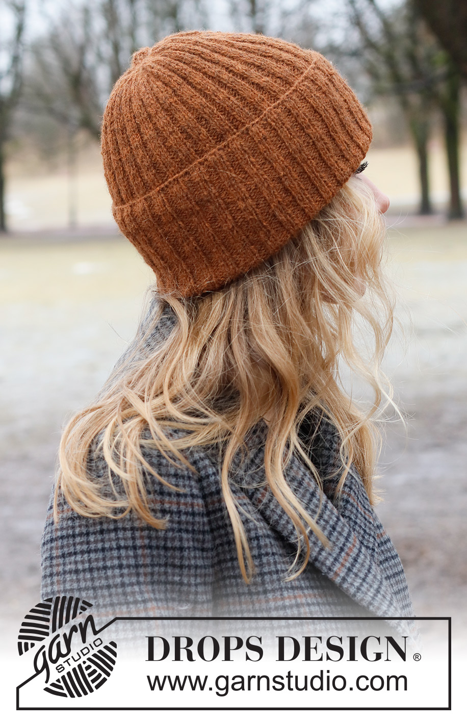 Pumpkin Patch Hat / DROPS 226-55 - Bonnet tricoté / bonnet hipster tricoté en côtes, en DROPS Sky.