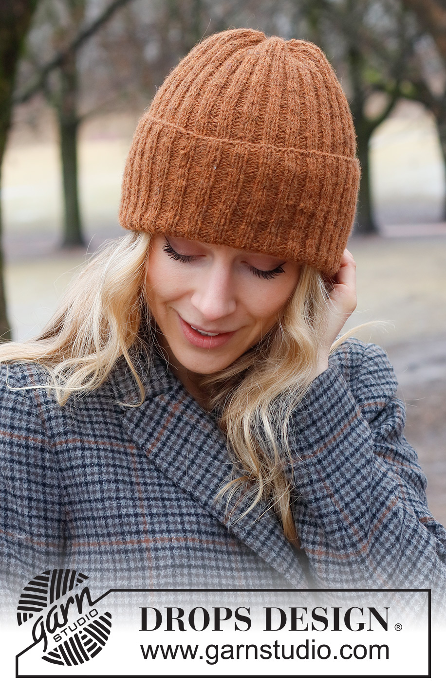 Pumpkin Patch Hat / DROPS 226-55 - Bonnet tricoté / bonnet hipster tricoté en côtes, en DROPS Sky.