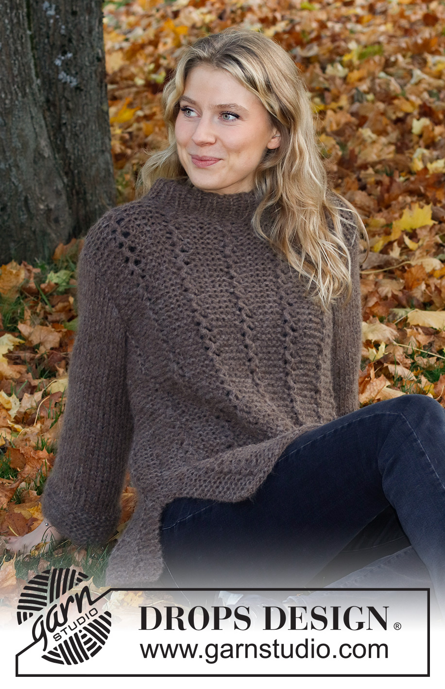 Lakeside Trails Sweater / DROPS 226-7 - Gestrickter Pullover in 2 Fäden DROPS Air. Die Arbeit wird mit Krausrippen, Lochmuster und doppelter Halsblende gestrickt. Größe XS - XXL.