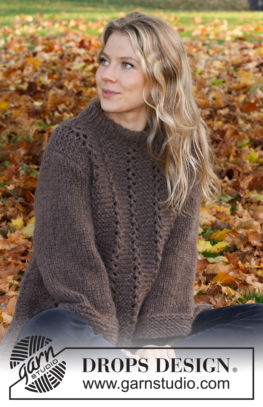 Lakeside Trails Sweater / DROPS 226-7 - Gestrickter Pullover in 2 Fäden DROPS Air. Die Arbeit wird mit Krausrippen, Lochmuster und doppelter Halsblende gestrickt. Größe XS - XXL.