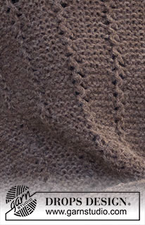 Lakeside Trails Sweater / DROPS 226-7 - Gestrickter Pullover in 2 Fäden DROPS Air. Die Arbeit wird mit Krausrippen, Lochmuster und doppelter Halsblende gestrickt. Größe XS - XXL.