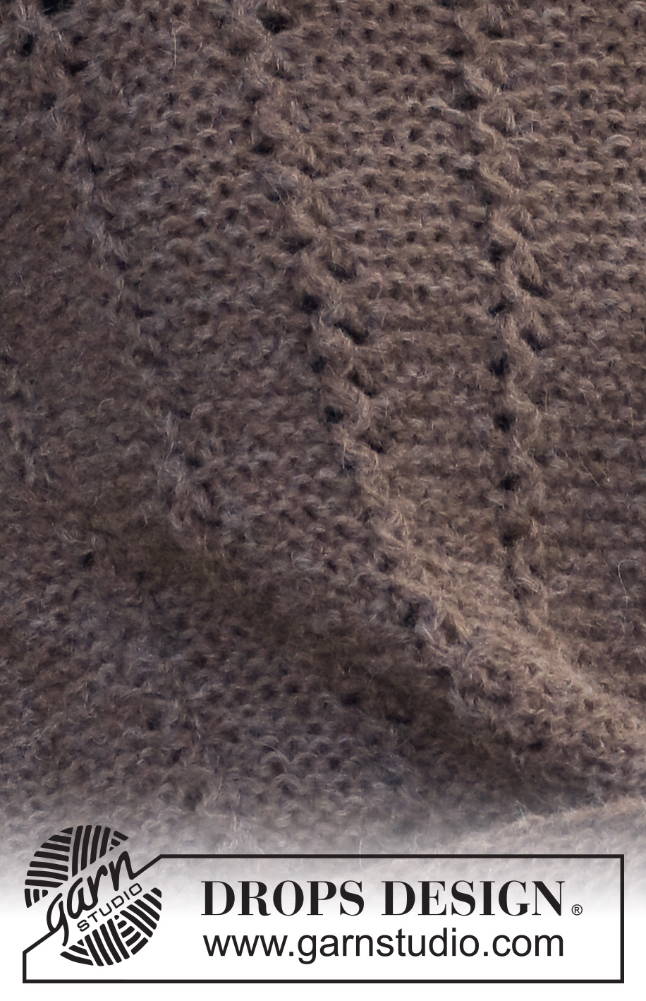Lakeside Trails Sweater / DROPS 226-7 - Gestrickter Pullover in 2 Fäden DROPS Air. Die Arbeit wird mit Krausrippen, Lochmuster und doppelter Halsblende gestrickt. Größe XS - XXL.