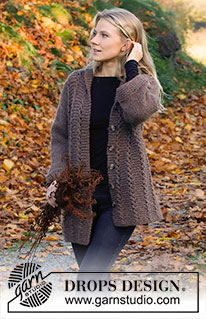 Lakeside Trails / DROPS 226-8 - Gebreid vest in 2 draden DROPS Air. Het werk wordt gebreid met ribbelsteek, kantpatroon en sjaalkraag. Maten XS - XXL.