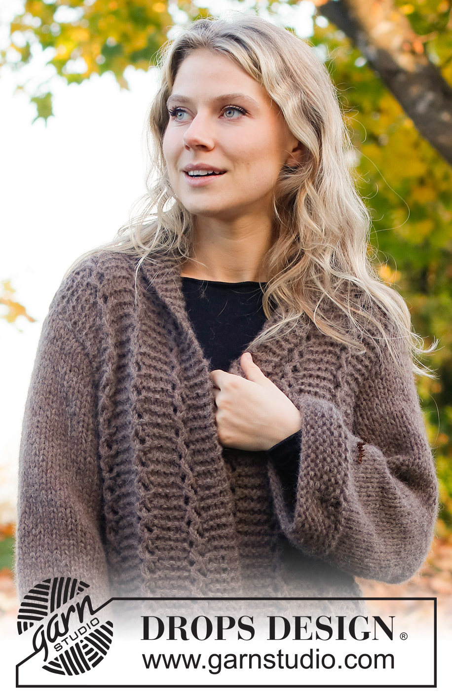 Lakeside Trails / DROPS 226-8 - Gebreid vest in 2 draden DROPS Air. Het werk wordt gebreid met ribbelsteek, kantpatroon en sjaalkraag. Maten XS - XXL.