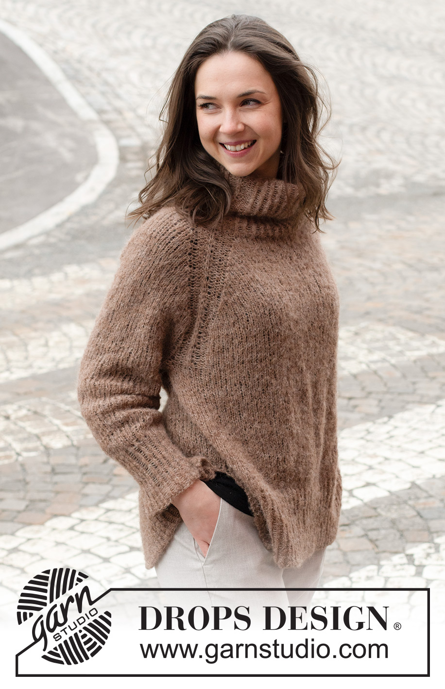 City Stride Sweater / DROPS 227-1 - Stickad tröja i DROPS Brushed Alpaca Silk. Arbetet stickaes uppifrån och ner med resår i raglanökningen, hög krage och sprund i sidorna. Storlek S - XXXL.