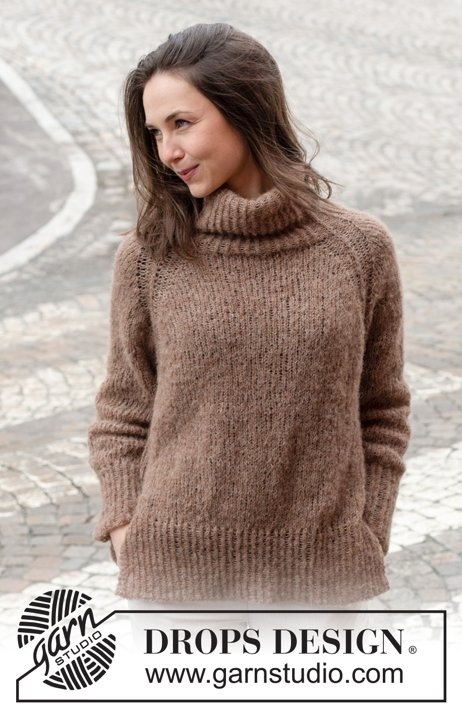 City Stride Sweater / DROPS 227-1 - Stickad tröja i DROPS Brushed Alpaca Silk. Arbetet stickaes uppifrån och ner med resår i raglanökningen, hög krage och sprund i sidorna. Storlek S - XXXL.