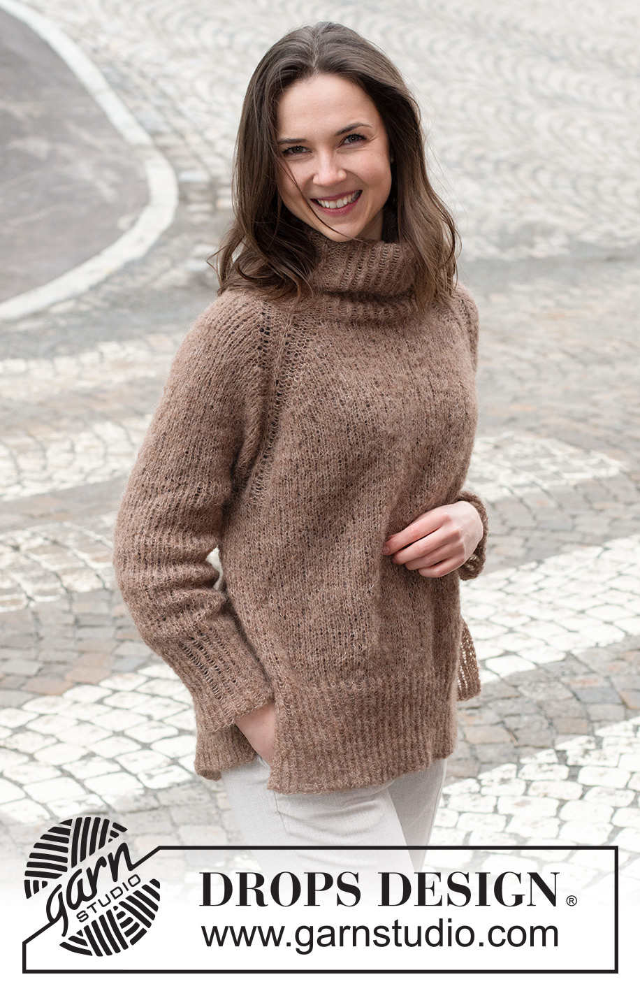 City Stride Sweater / DROPS 227-1 - Stickad tröja i DROPS Brushed Alpaca Silk. Arbetet stickaes uppifrån och ner med resår i raglanökningen, hög krage och sprund i sidorna. Storlek S - XXXL.