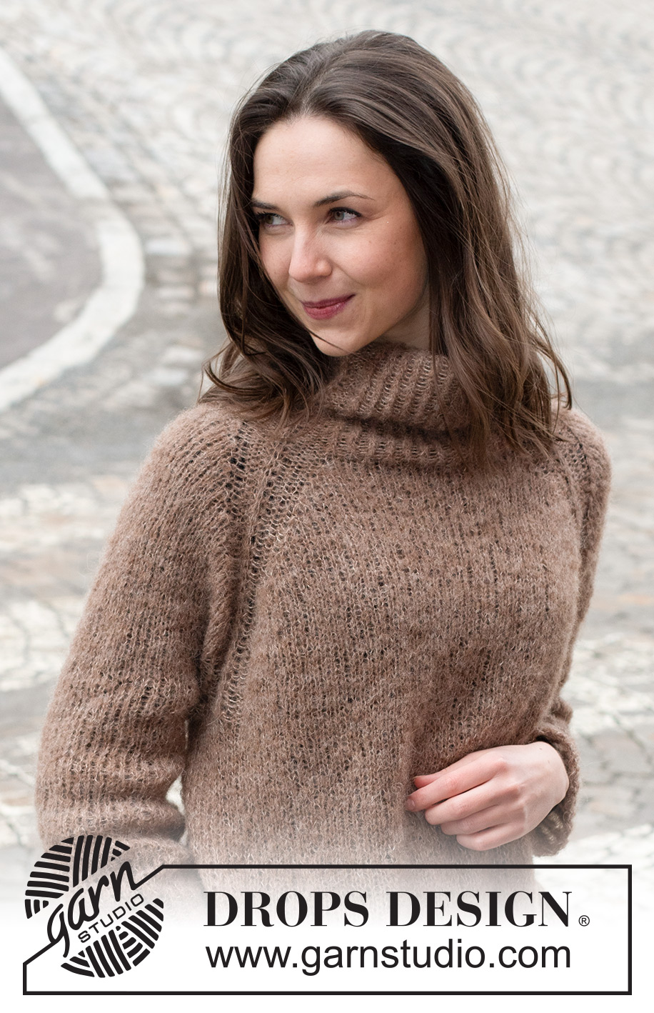City Stride Sweater / DROPS 227-1 - Stickad tröja i DROPS Brushed Alpaca Silk. Arbetet stickaes uppifrån och ner med resår i raglanökningen, hög krage och sprund i sidorna. Storlek S - XXXL.