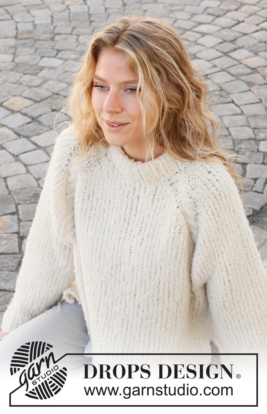 Puffy Cloud / DROPS 227-22 - Strikket bluse i 2 tråde DROPS Alpaca Bouclé. Arbejdet strikkes oppefra og ned med raglan og snoninger. Størrelse S - XXXL.