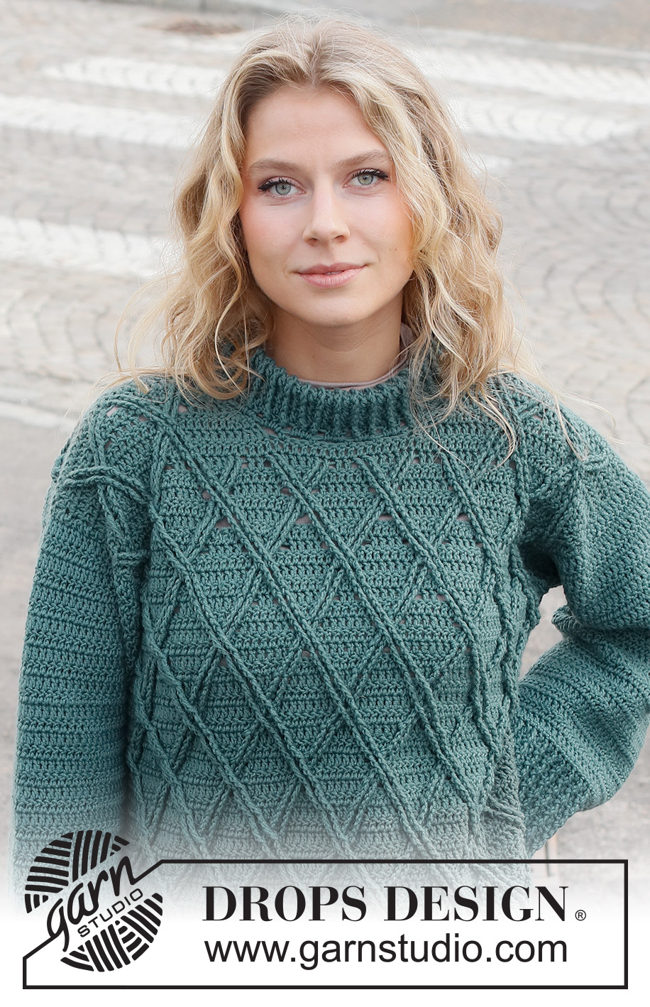 Teal Crossover Sweater / DROPS 227-29 - Hæklet bluse i DROPS Merino Extra Fine. Arbejdet hækles med snoninger, reliefmønster og dobbelt halskant. Størrelse S - XXXL.