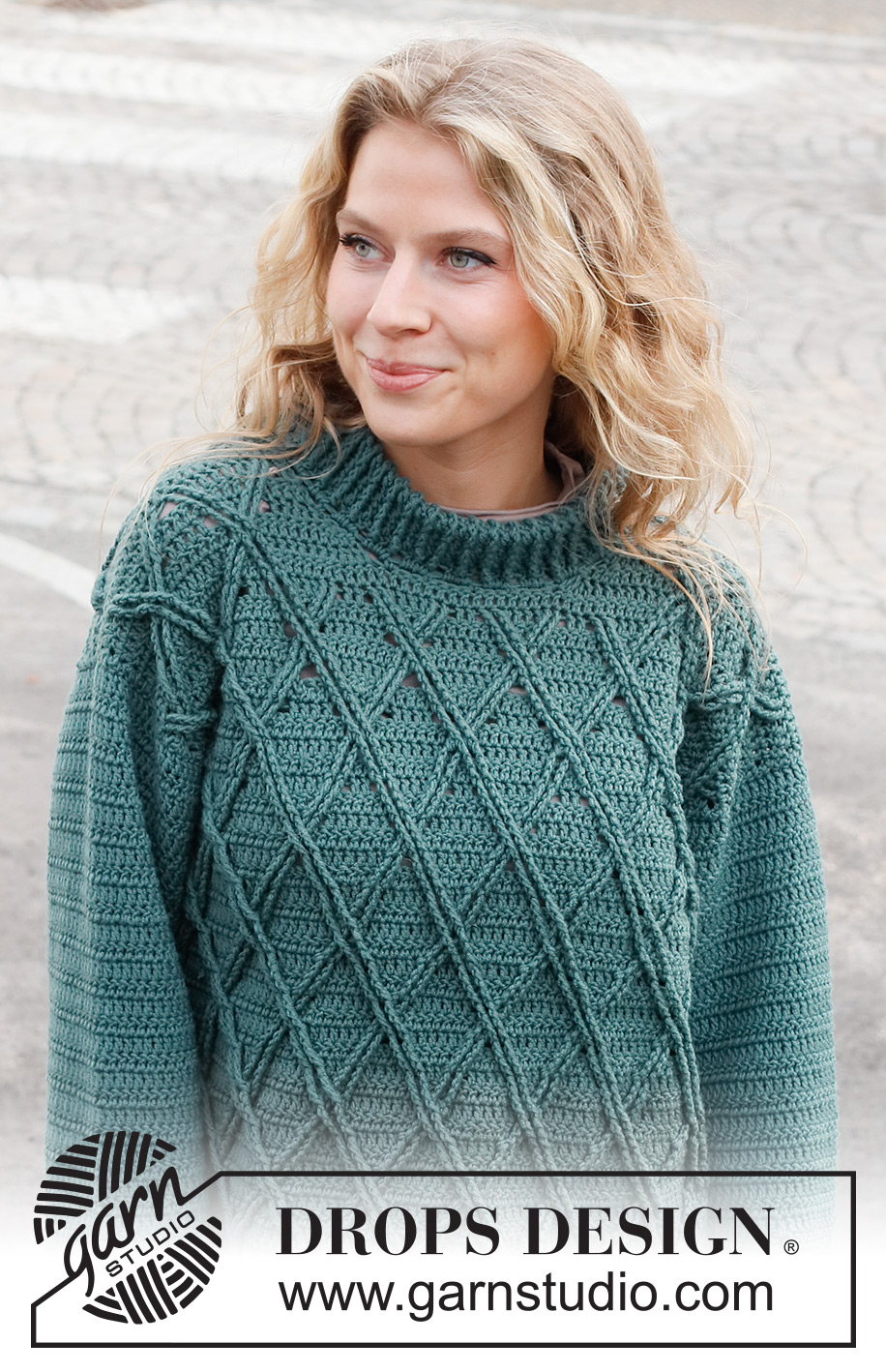 Teal Crossover Sweater / DROPS 227-29 - Hæklet bluse i DROPS Merino Extra Fine. Arbejdet hækles med snoninger, reliefmønster og dobbelt halskant. Størrelse S - XXXL.