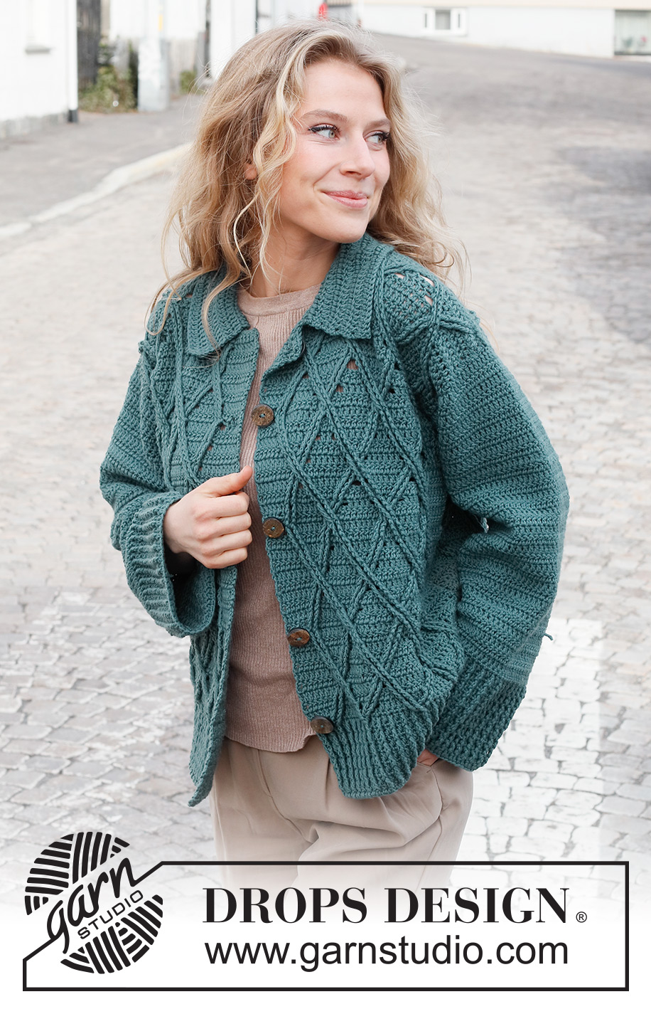 Teal Crossover / DROPS 227-30 - Hæklet jakke i DROPS Merino Extra Fine. Arbejdet hækles med snoninger, reliefmønster og krave. Størrelse S - XXXL.