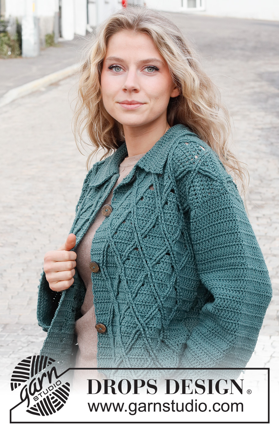 Teal Crossover / DROPS 227-30 - Hæklet jakke i DROPS Merino Extra Fine. Arbejdet hækles med snoninger, reliefmønster og krave. Størrelse S - XXXL.