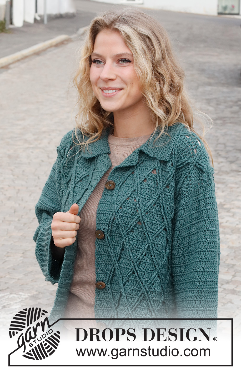 Teal Crossover / DROPS 227-30 - Hæklet jakke i DROPS Merino Extra Fine. Arbejdet hækles med snoninger, reliefmønster og krave. Størrelse S - XXXL.