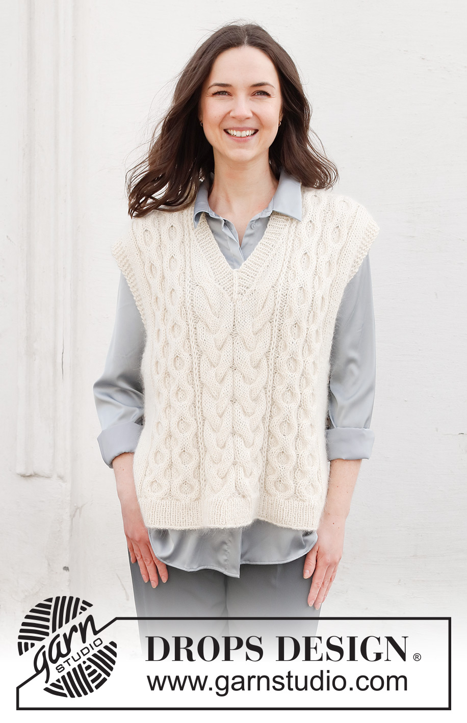 Icy Waves / DROPS 227-37 - Strikket vest / slipover i DROPS Puna og DROPS Kid-Silk. Arbeidet strikkes med fletter, V-hals og splitt i sidene. Størrelse S - XXXL.