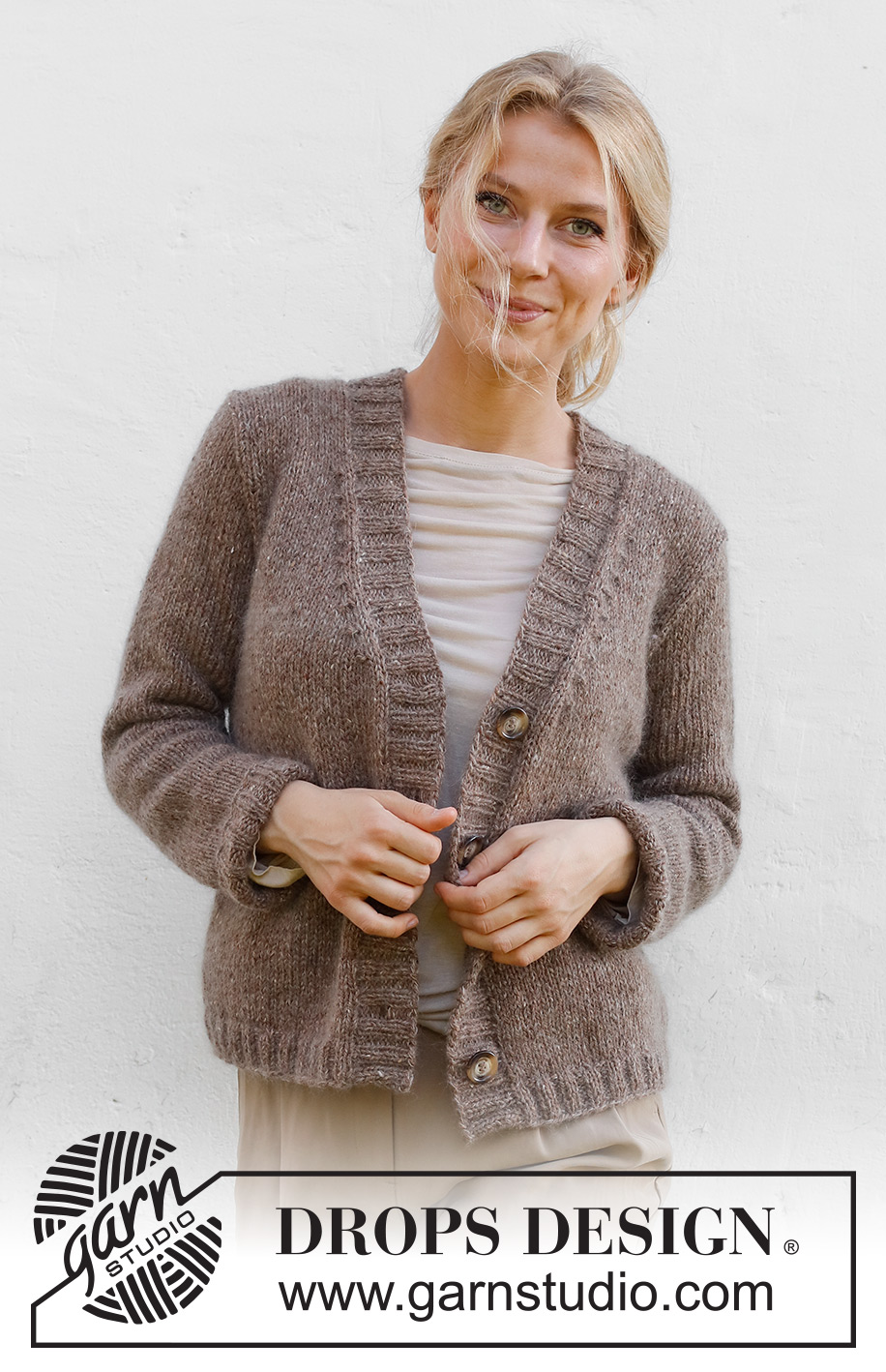 Twinkle Tweed / DROPS 227-45 - Strikket jakke i DROPS Soft Tweed og DROPS Kid-Silk. Arbeidet strikkes med v-hals og kanter i vrangbord. Størrelse S - XXXL.