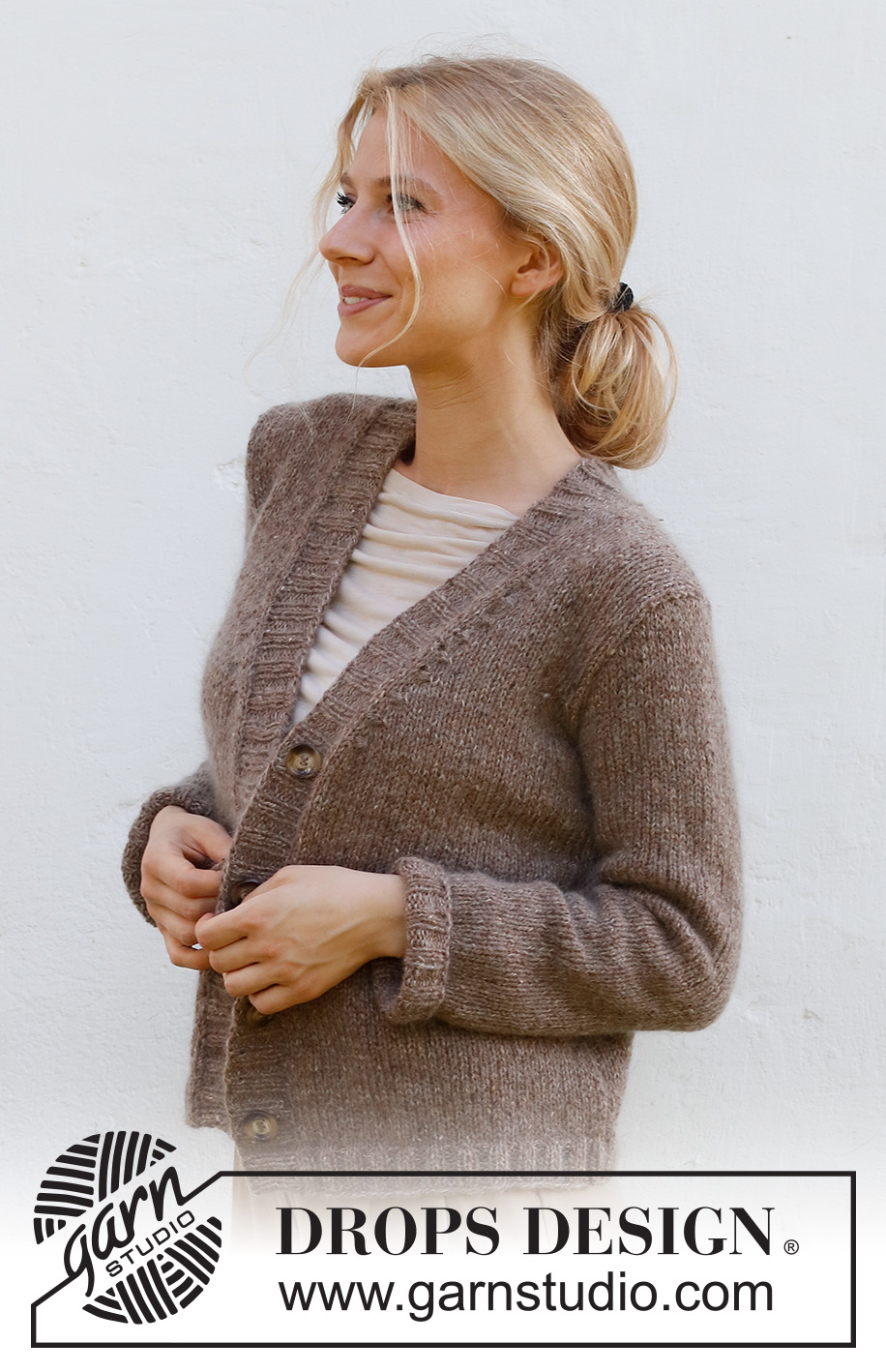Twinkle Tweed / DROPS 227-45 - Strikket jakke i DROPS Soft Tweed og DROPS Kid-Silk. Arbeidet strikkes med v-hals og kanter i vrangbord. Størrelse S - XXXL.