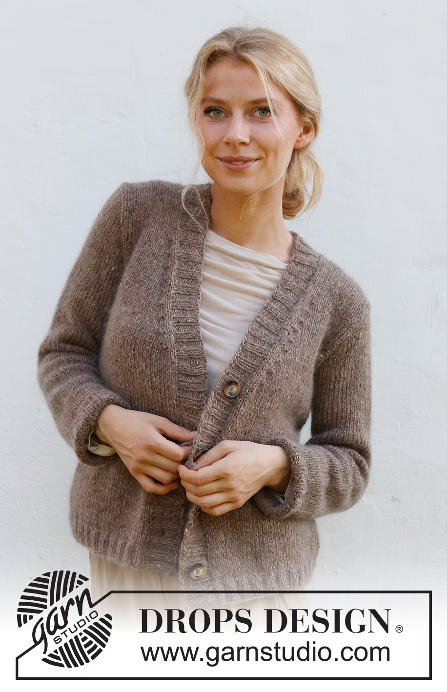 Twinkle Tweed / DROPS 227-45 - Strikket jakke i DROPS Soft Tweed og DROPS Kid-Silk. Arbeidet strikkes med v-hals og kanter i vrangbord. Størrelse S - XXXL.