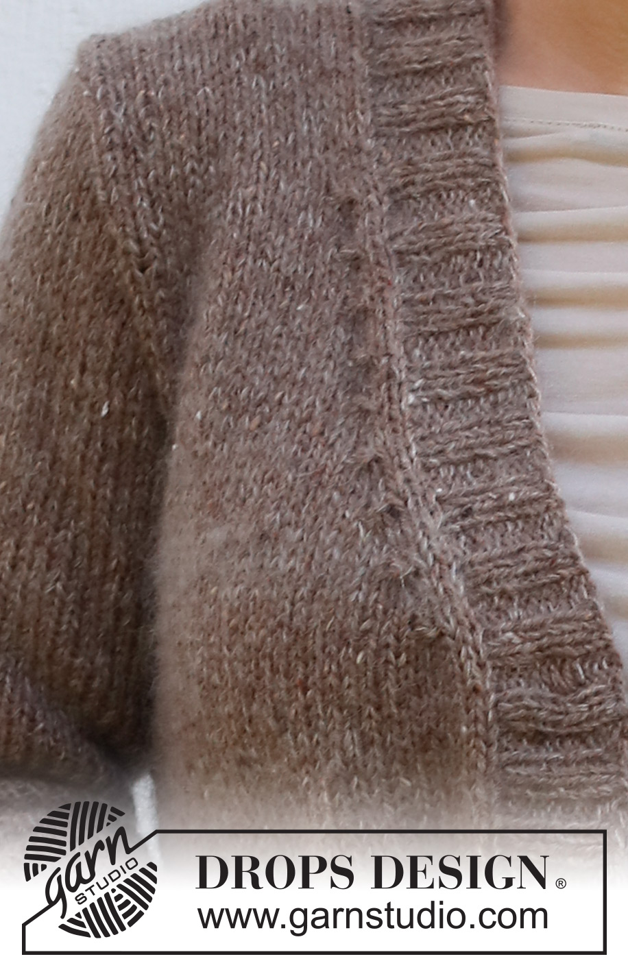 Twinkle Tweed / DROPS 227-45 - Strikket jakke i DROPS Soft Tweed og DROPS Kid-Silk. Arbeidet strikkes med v-hals og kanter i vrangbord. Størrelse S - XXXL.