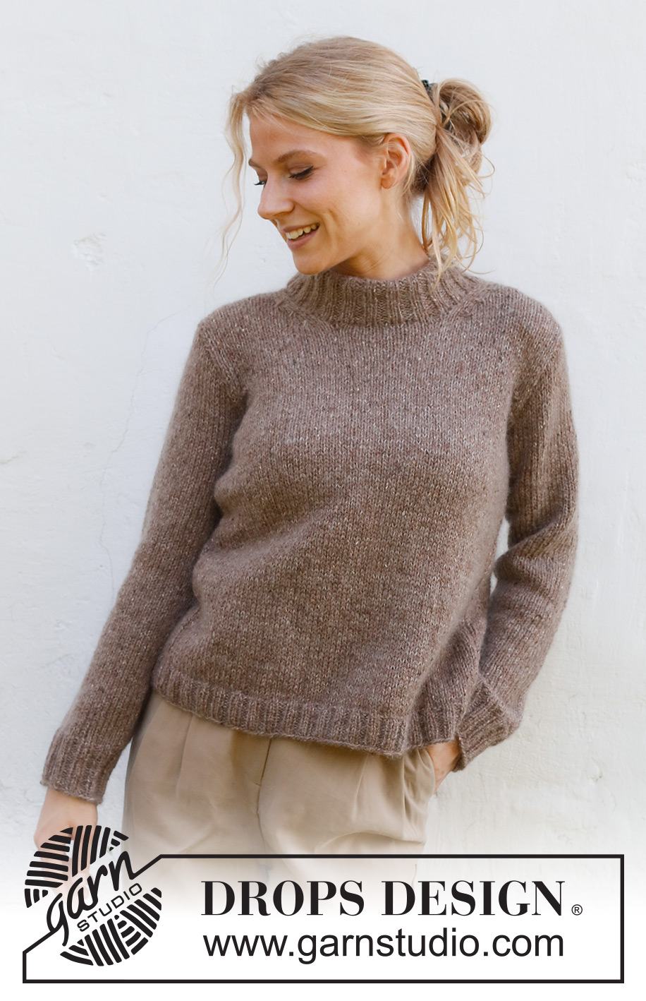 Walk with Nature / DROPS 227-46 - Gestrickter Pullover in DROPS Soft Tweed und DROPS Kid-Silk. Die Arbeit wird mit doppelter Halsblende und Blenden im Rippenmuster gestrickt. Größe S - XXXL.