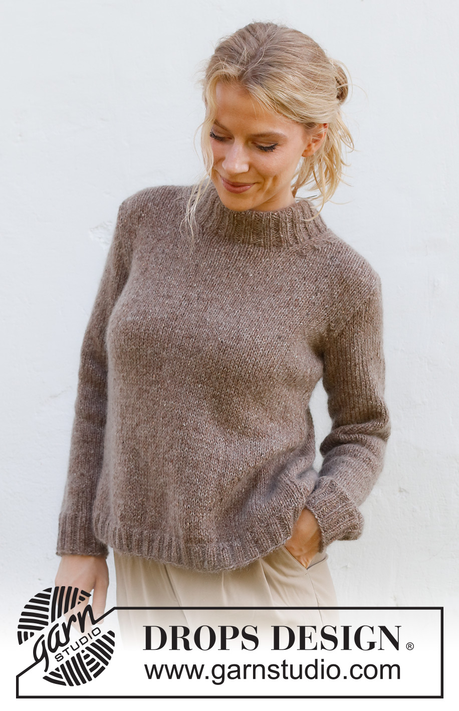 Walk with Nature / DROPS 227-46 - Gestrickter Pullover in DROPS Soft Tweed und DROPS Kid-Silk. Die Arbeit wird mit doppelter Halsblende und Blenden im Rippenmuster gestrickt. Größe S - XXXL.