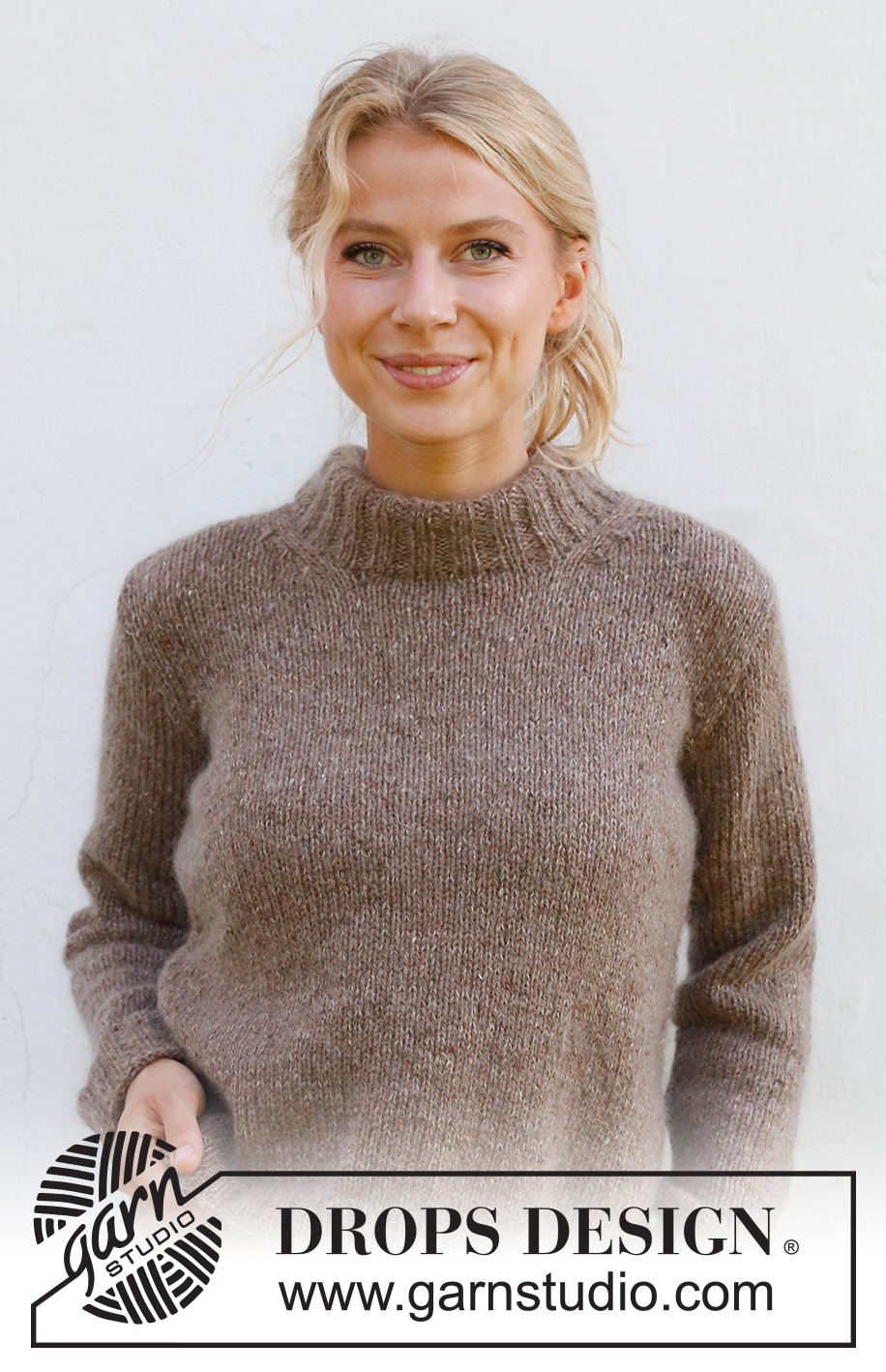 Walk with Nature / DROPS 227-46 - Gestrickter Pullover in DROPS Soft Tweed und DROPS Kid-Silk. Die Arbeit wird mit doppelter Halsblende und Blenden im Rippenmuster gestrickt. Größe S - XXXL.
