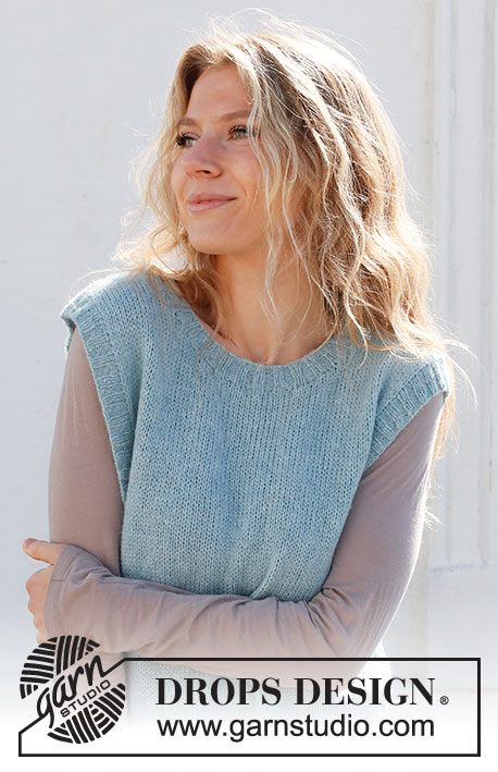 Sky so Blue / DROPS 227-53 - Strikket vest / slipover i DROPS Sky. Arbeidet strikkes i glattstrikk med kanter i vrangbord og splitt i sidene. Størrelse S - XXXL.