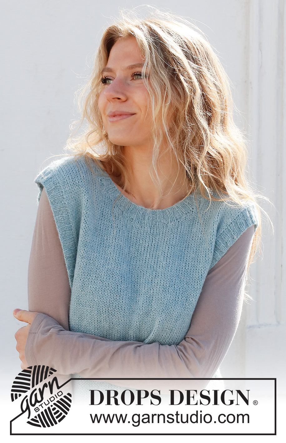 Sky so Blue / DROPS 227-53 - Strikket vest / slipover i DROPS Sky. Arbeidet strikkes i glattstrikk med kanter i vrangbord og splitt i sidene. Størrelse S - XXXL.