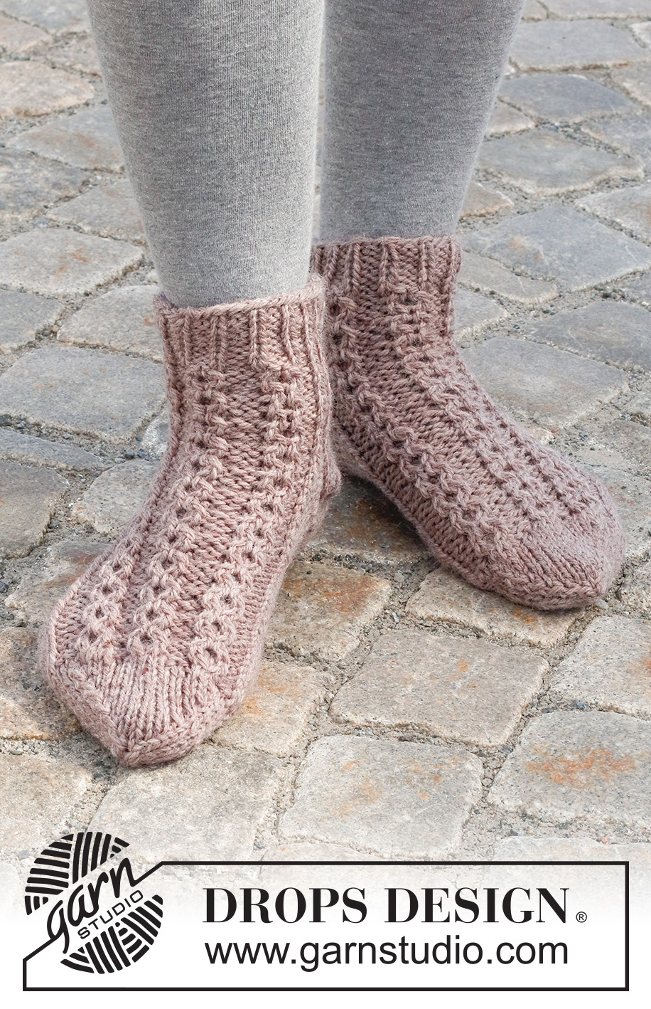 Rambling Toes / DROPS 227-54 - Strikkede sokker i DROPS Alaska. Arbeidet strikkes med små fletter og vrangbord. Størrelse 35 - 43.