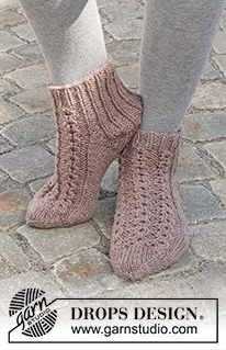 Rambling Toes / DROPS 227-54 - Strikkede sokker i DROPS Alaska. Arbeidet strikkes med små fletter og vrangbord. Størrelse 35 - 43.