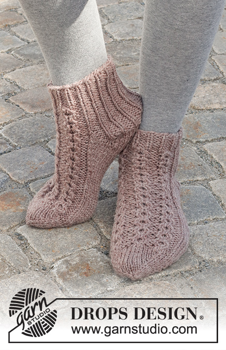 Rambling Toes / DROPS 227-54 - Strikkede sokker i DROPS Alaska. Arbeidet strikkes med små fletter og vrangbord. Størrelse 35 - 43.