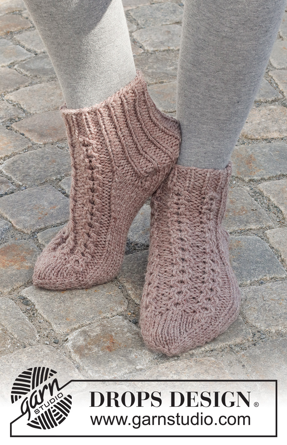 Rambling Toes / DROPS 227-54 - Strikkede sokker i DROPS Alaska. Arbeidet strikkes med små fletter og vrangbord. Størrelse 35 - 43.