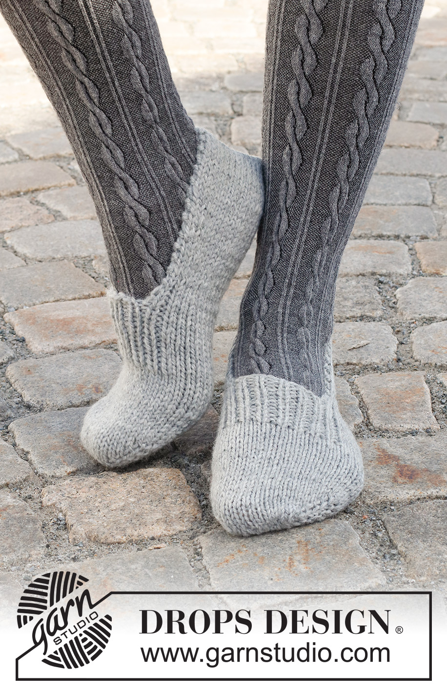 Grandma's Softies / DROPS 227-58 - Strikkede tøfler i DROPS Alaska. Arbeidet strikkes i glattstrikk med kanter i vrangbord. Størrelse 35 – 43.