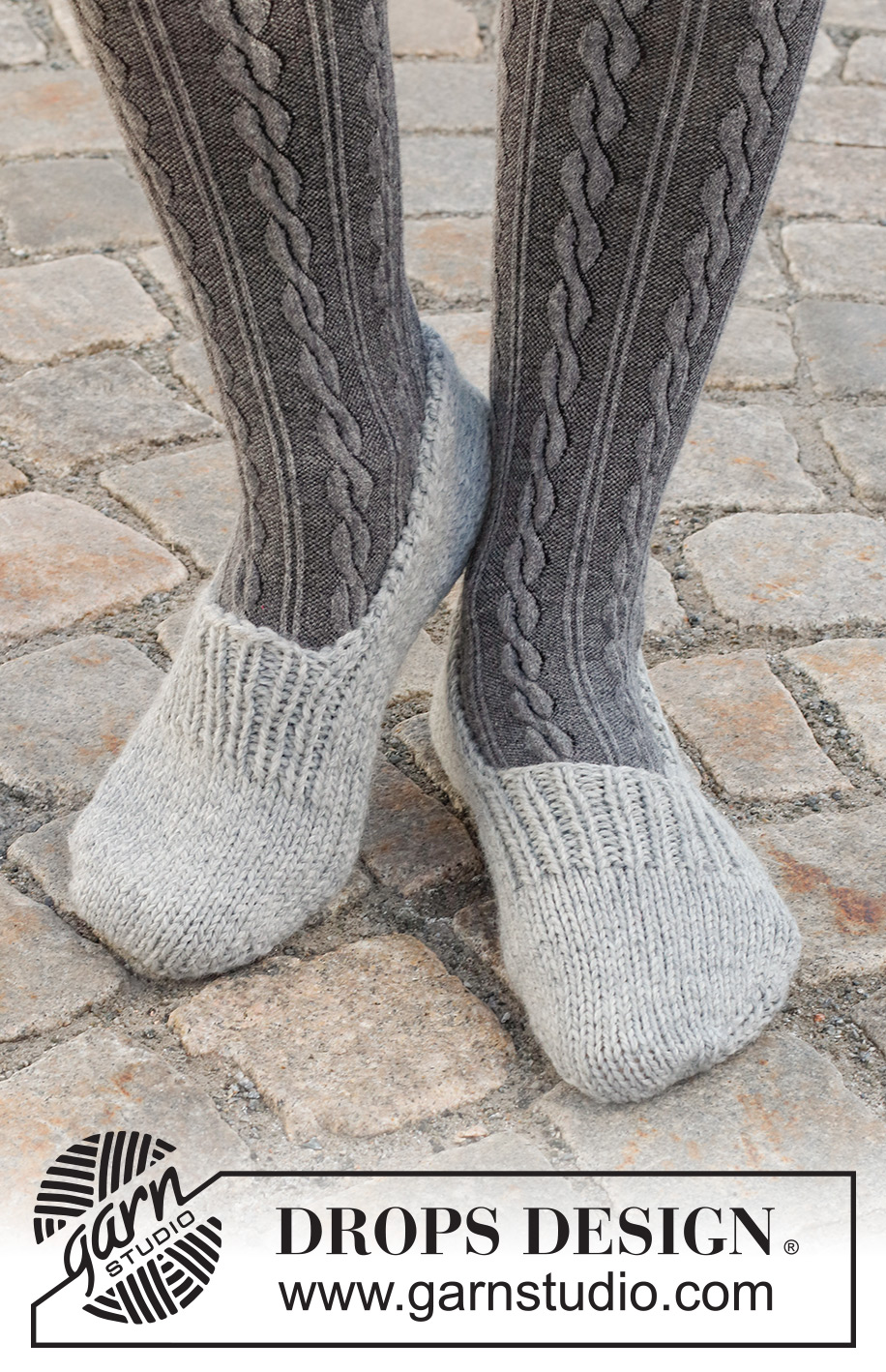 Grandma's Softies / DROPS 227-58 - Strikkede tøfler i DROPS Alaska. Arbeidet strikkes i glattstrikk med kanter i vrangbord. Størrelse 35 – 43.