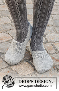 Grandma's Softies / DROPS 227-58 - Strikkede tøfler i DROPS Alaska. Arbeidet strikkes i glattstrikk med kanter i vrangbord. Størrelse 35 – 43.