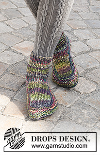 Pixie Prancers / DROPS 227-59 - Stickade tofflor i 2 trådar DROPS Fabel. Arbetet stickas i resår och rätstickning. Storlek 35 - 43.
