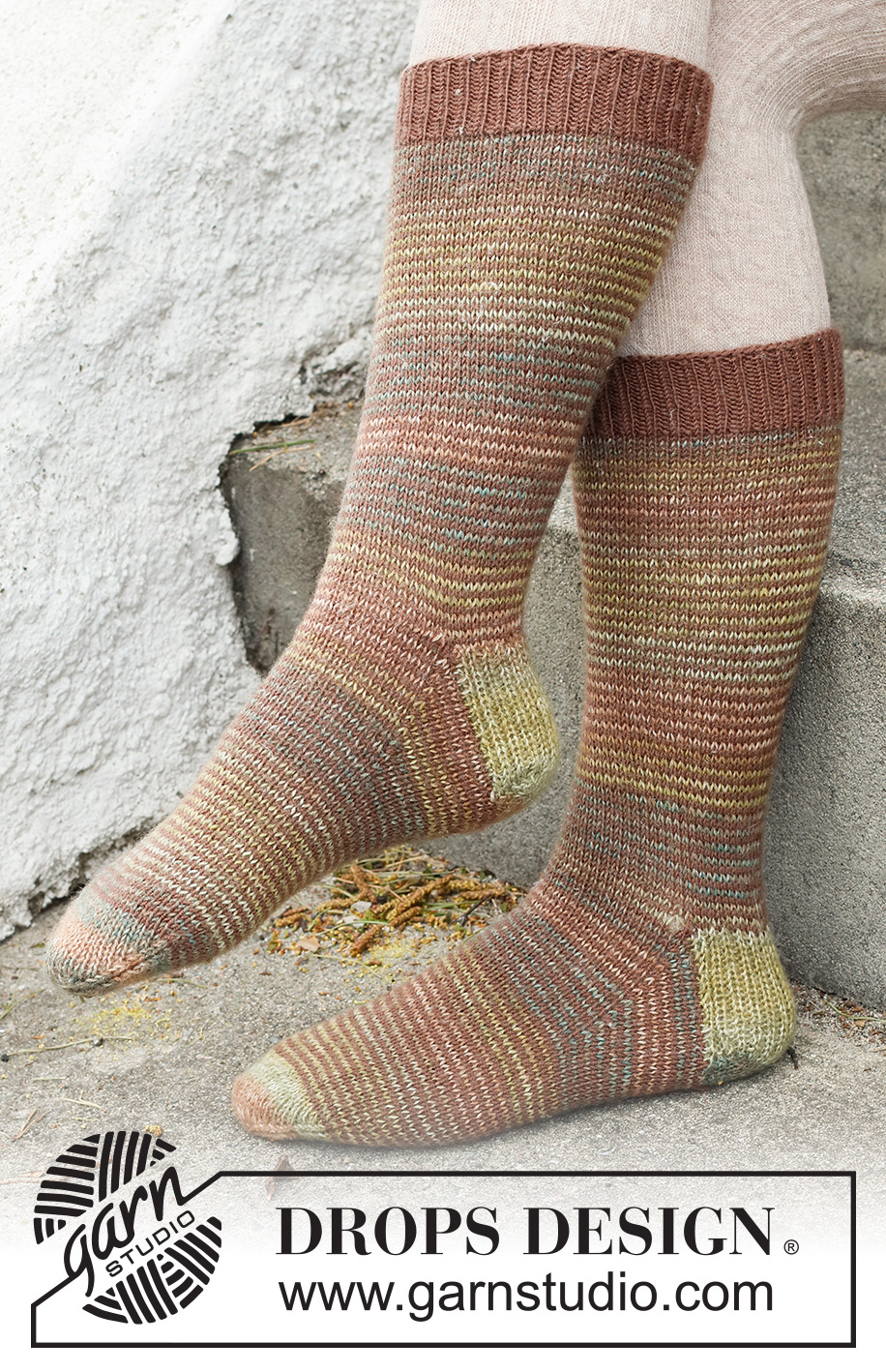 Autumnal Footsteps / DROPS 227-61 - Stickade sockor i DROPS Fabel. Arbetet stickas med ränder. Storlek 35 – 43.