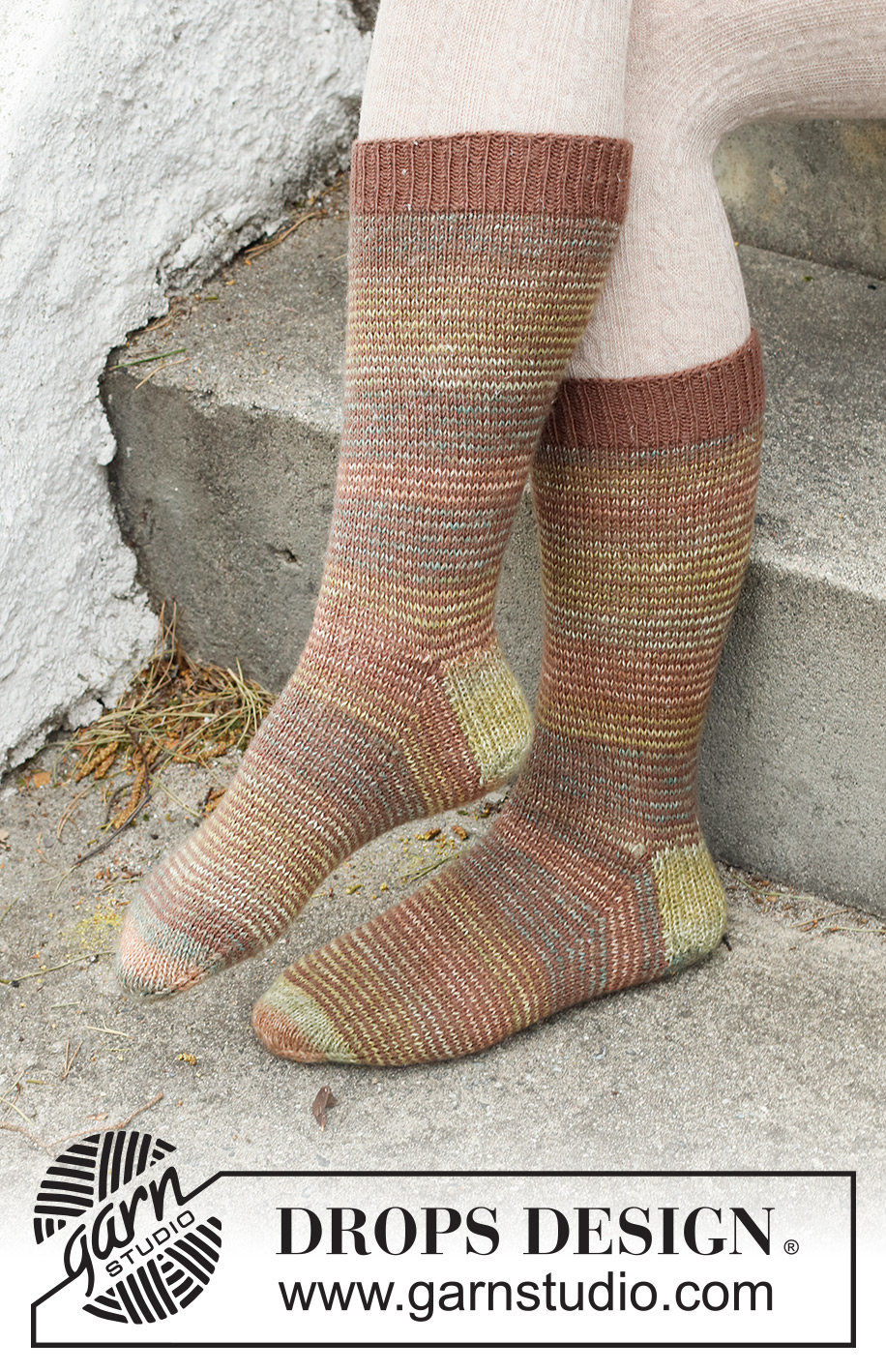 Autumnal Footsteps / DROPS 227-61 - Stickade sockor i DROPS Fabel. Arbetet stickas med ränder. Storlek 35 – 43.