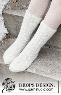 Slippery Sliders / DROPS 227-62 - Gebreide sokken in 1 draad DROPS Nord en 1 draad DROPS Kid-Silk. Het werk wordt gebreid met boordsteek. Maten 35 – 43.