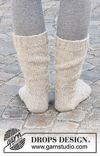 Cable City Socks / DROPS 227-66 - Stickade sockor i DROPS Nord och DROPS Brushed Alpaca Silk. Arbetet stickas uppifrån och ner med flätor. Storlek 35 - 43.