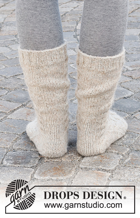 Cable City Socks / DROPS 227-66 - Stickade sockor i DROPS Nord och DROPS Brushed Alpaca Silk. Arbetet stickas uppifrån och ner med flätor. Storlek 35 - 43.